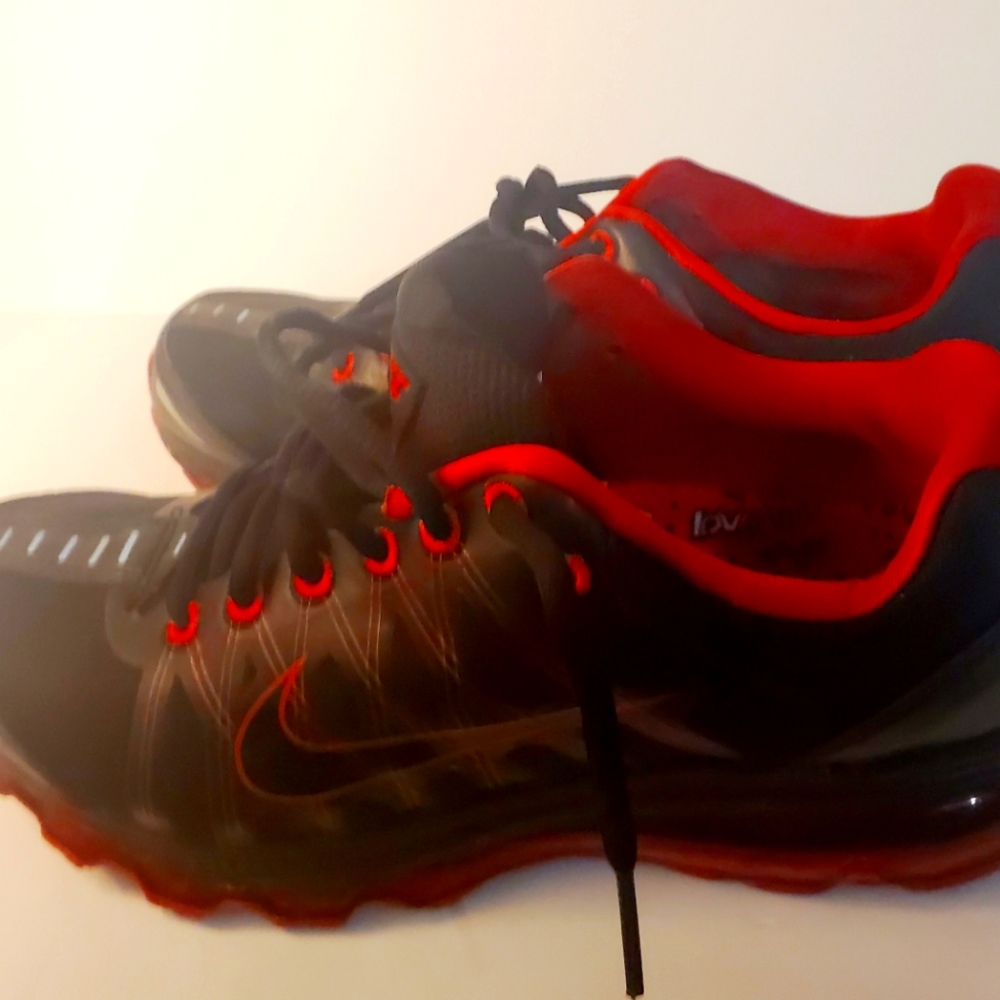 Women's Nike size 9 lunarglide+3 black red